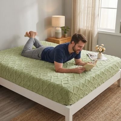 Drap housse homme étendu dans le lit pour la lecture