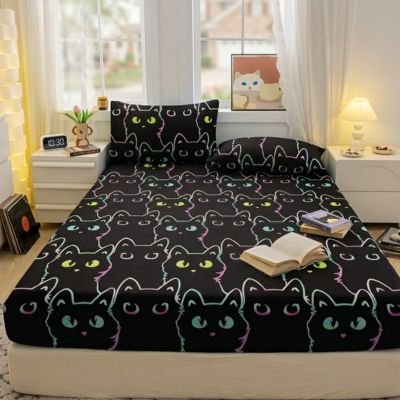 Drap housse motif chat sur fond sombre